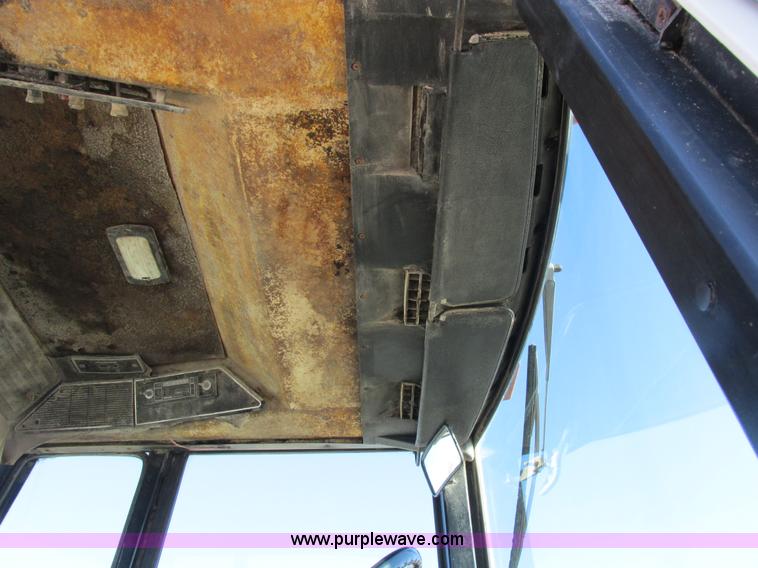 image for item I8802 1977 International 1086 tractor