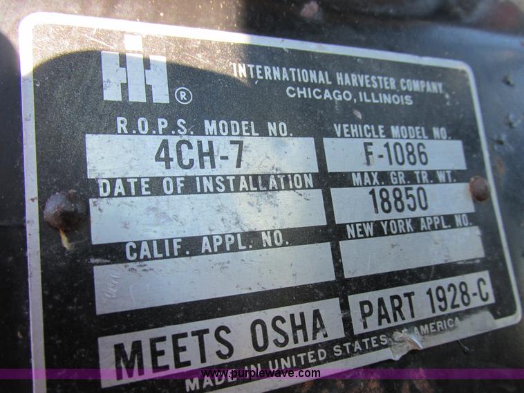 image for item I8802 1977 International 1086 tractor