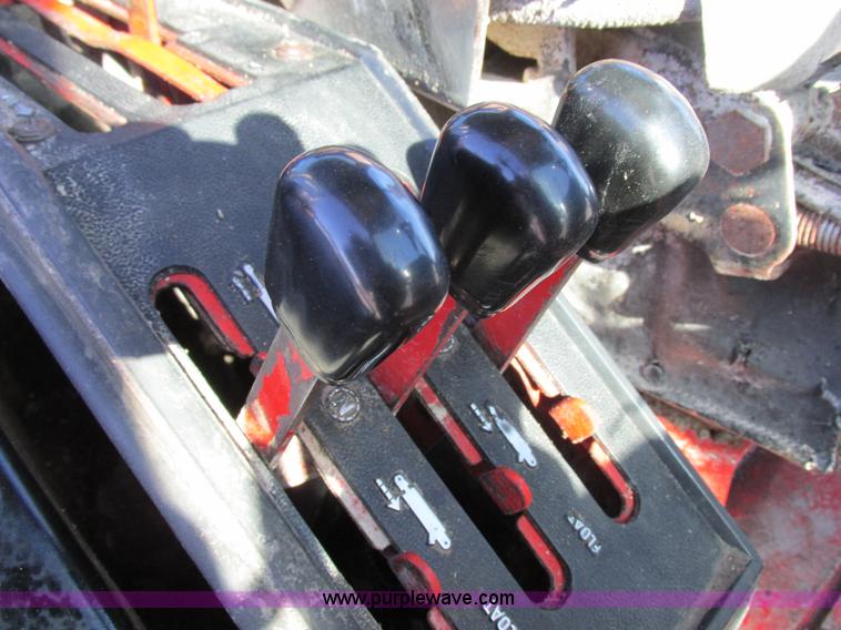 image for item I8802 1977 International 1086 tractor