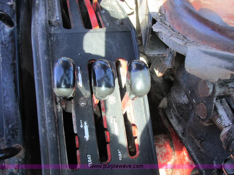 image for item I8802 1977 International 1086 tractor