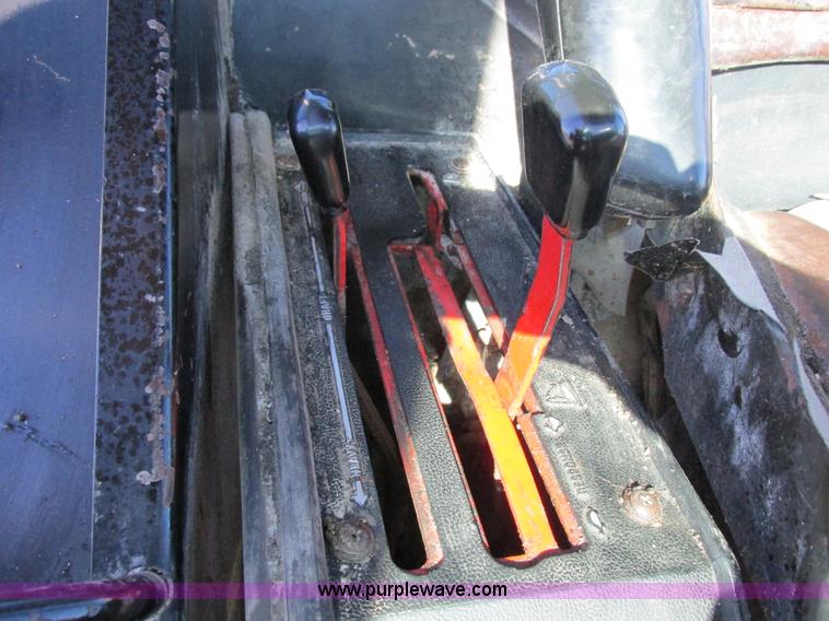 image for item I8802 1977 International 1086 tractor