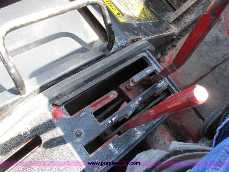 image for item I8802 1977 International 1086 tractor