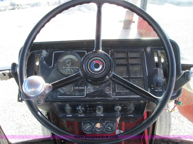 image for item I8802 1977 International 1086 tractor