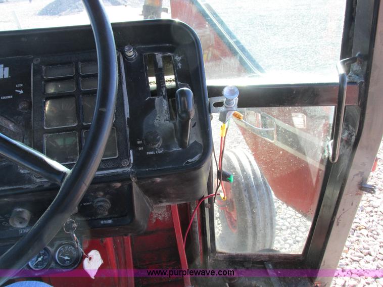 image for item I8802 1977 International 1086 tractor