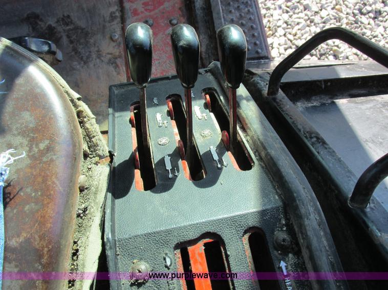 image for item I8802 1977 International 1086 tractor