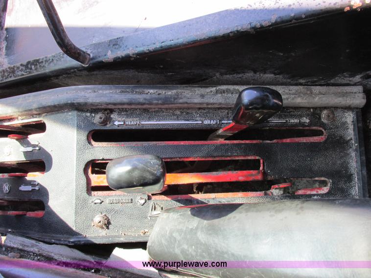 image for item I8802 1977 International 1086 tractor