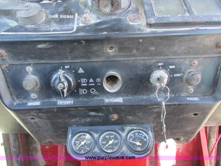 image for item I8802 1977 International 1086 tractor