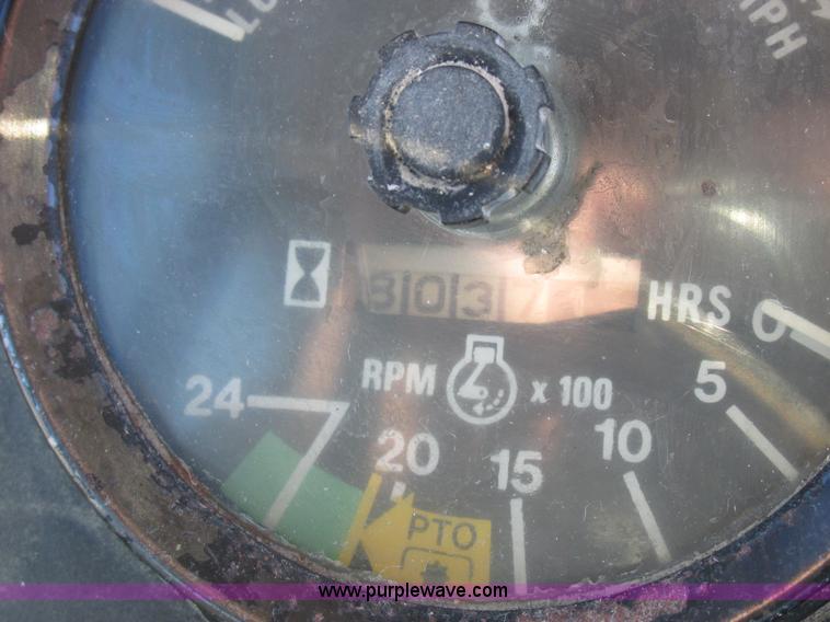 image for item I8802 1977 International 1086 tractor