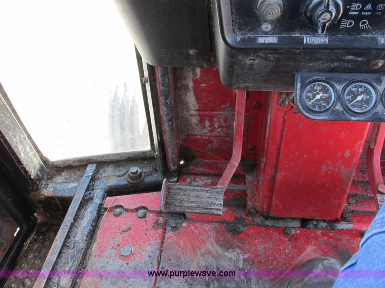 image for item I8802 1977 International 1086 tractor