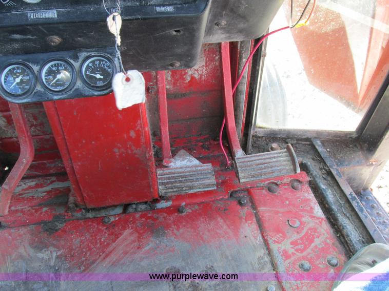 image for item I8802 1977 International 1086 tractor