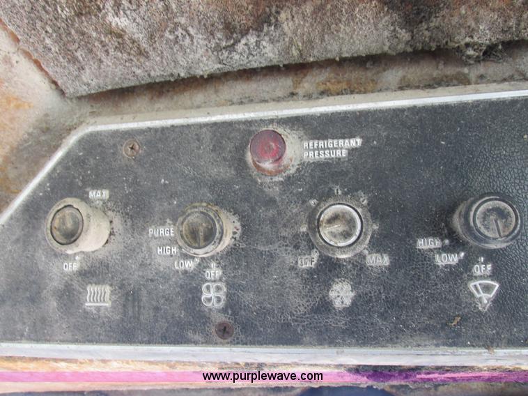 image for item I8802 1977 International 1086 tractor