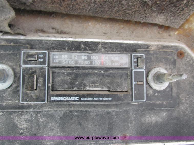 image for item I8802 1977 International 1086 tractor