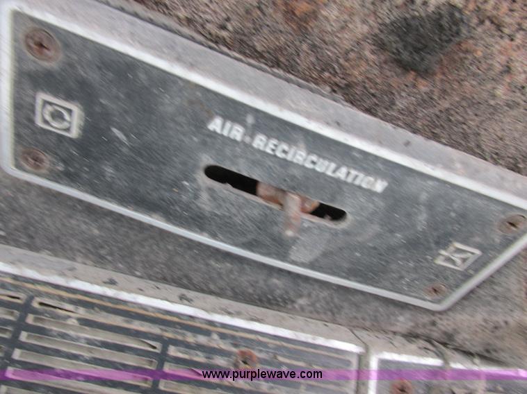 image for item I8802 1977 International 1086 tractor