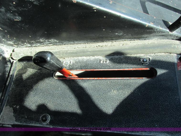 image for item I8802 1977 International 1086 tractor