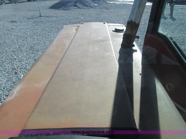 image for item I8802 1977 International 1086 tractor