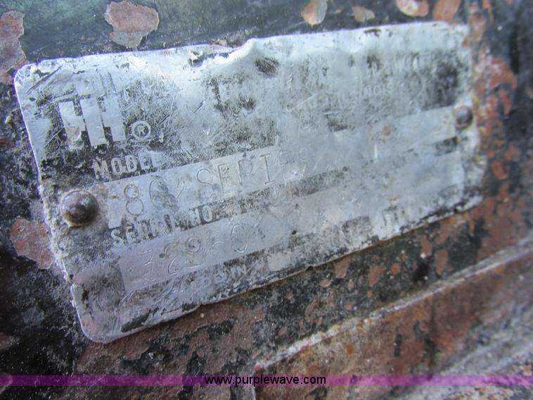 image for item I8802 1977 International 1086 tractor