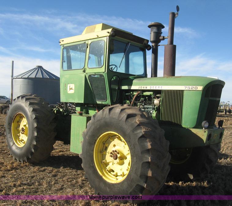 image for item K2786 1975 John Deere 7520 4WD tractor