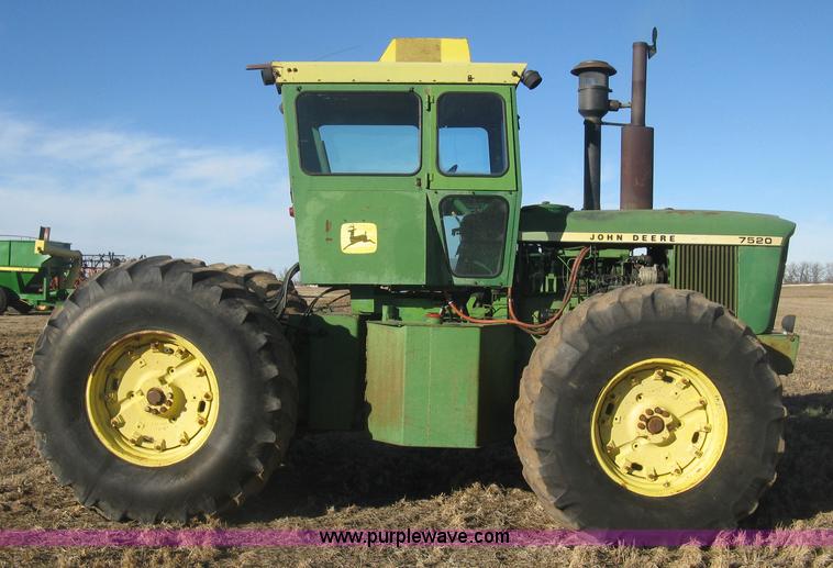 image for item K2786 1975 John Deere 7520 4WD tractor