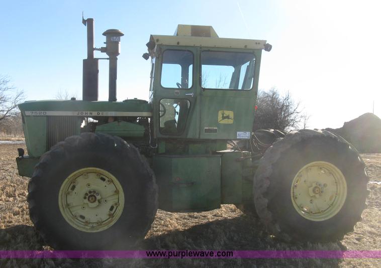 image for item K2786 1975 John Deere 7520 4WD tractor