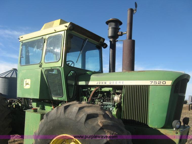 image for item K2786 1975 John Deere 7520 4WD tractor