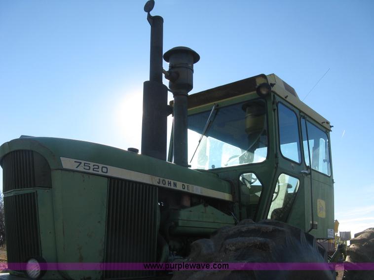 image for item K2786 1975 John Deere 7520 4WD tractor