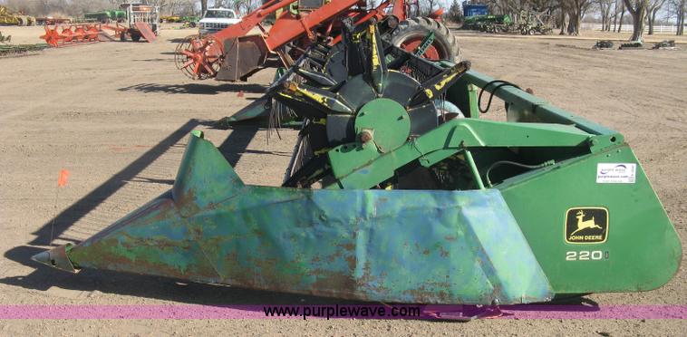 image for item K2846 John Deere 220 header