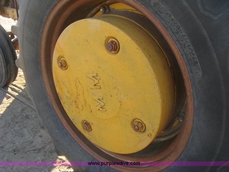 image for item K2852 Minneapolis Moline G707 tractor