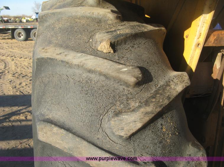 image for item K2852 Minneapolis Moline G707 tractor