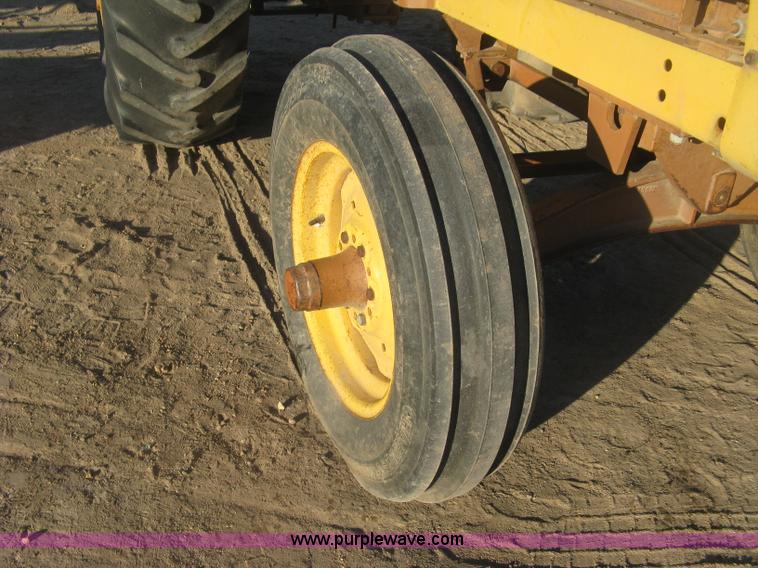 image for item K2852 Minneapolis Moline G707 tractor