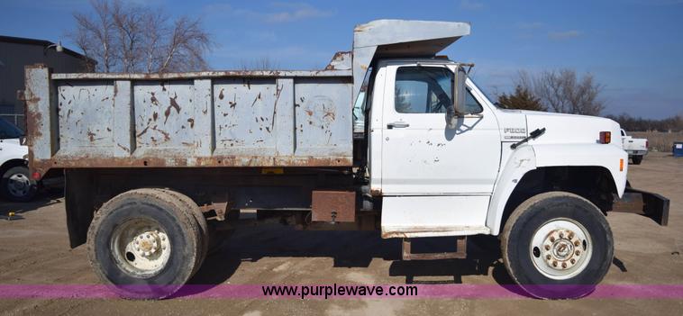 image for item E6088 1991 Ford F800 dump truck