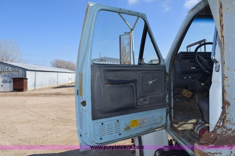 image for item E6088 1991 Ford F800 dump truck