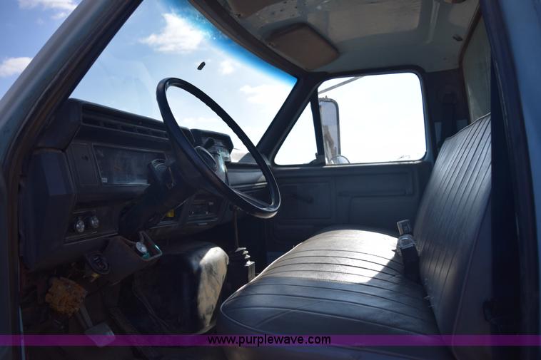 image for item E6088 1991 Ford F800 dump truck