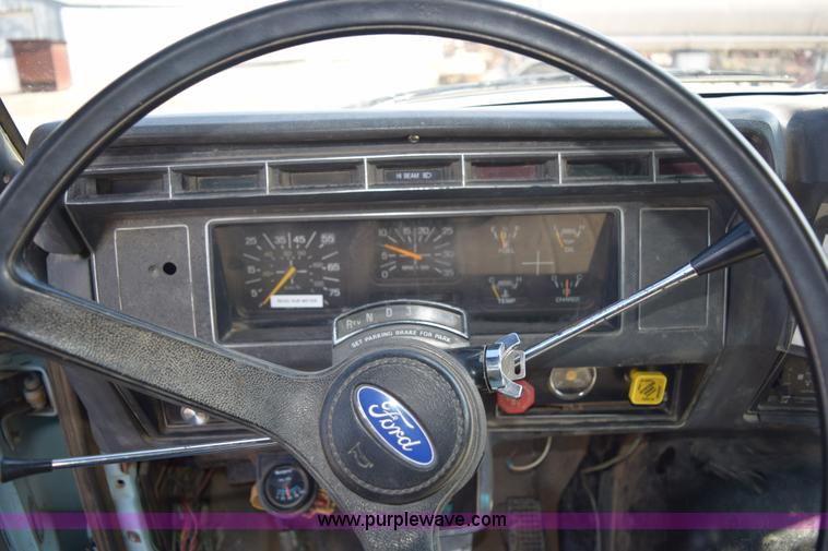 image for item E6088 1991 Ford F800 dump truck