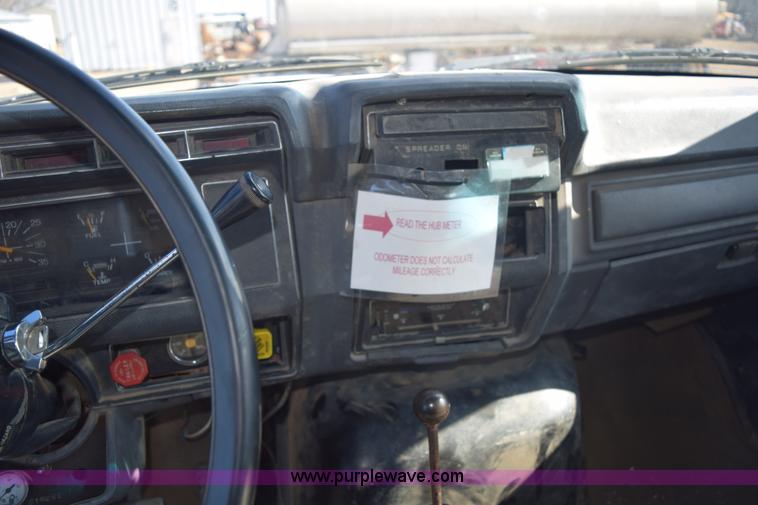 image for item E6088 1991 Ford F800 dump truck