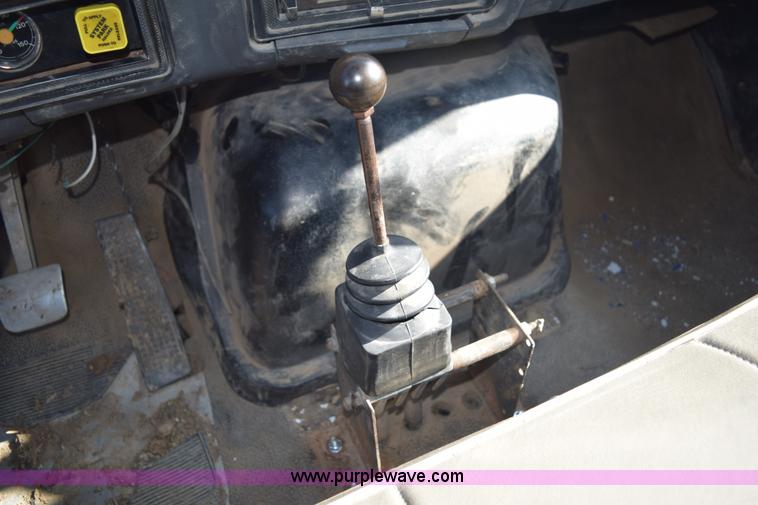 image for item E6088 1991 Ford F800 dump truck