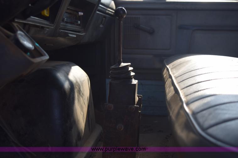 image for item E6088 1991 Ford F800 dump truck