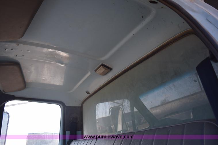 image for item E6088 1991 Ford F800 dump truck