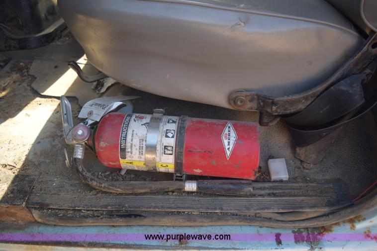 image for item E6088 1991 Ford F800 dump truck