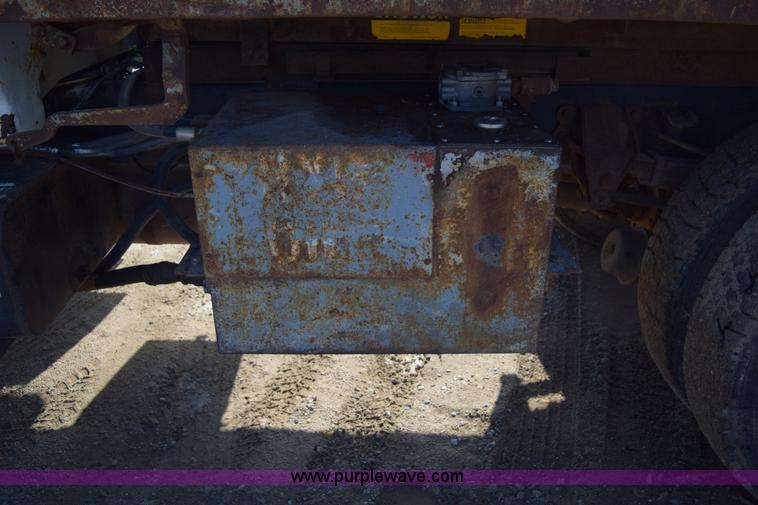 image for item E6088 1991 Ford F800 dump truck