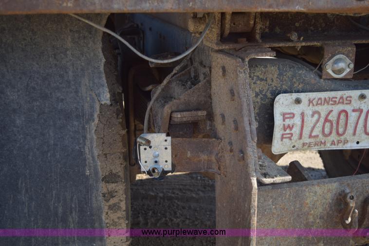 image for item E6088 1991 Ford F800 dump truck