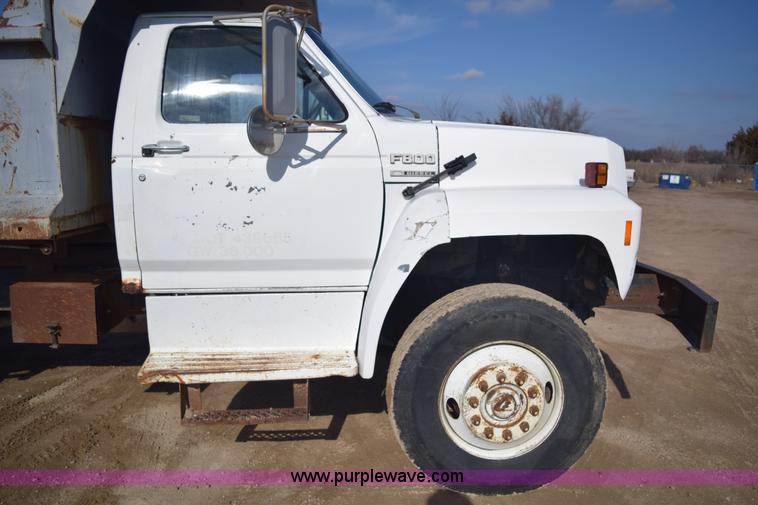 image for item E6088 1991 Ford F800 dump truck