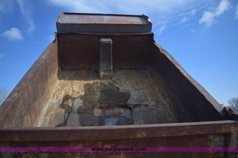 image for item E6088 1991 Ford F800 dump truck