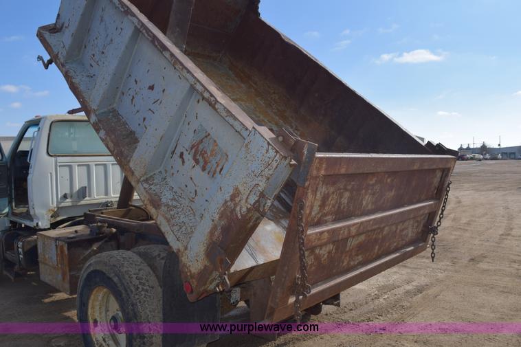 image for item E6088 1991 Ford F800 dump truck