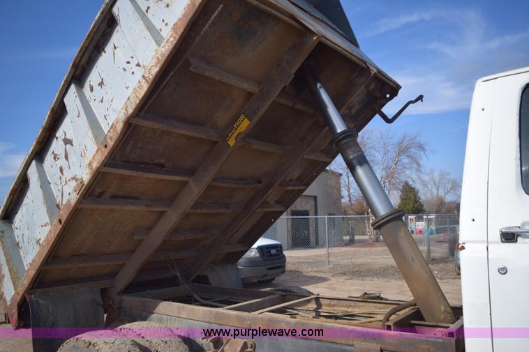 image for item E6088 1991 Ford F800 dump truck