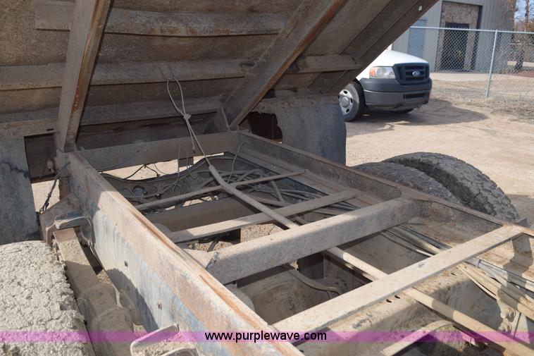 image for item E6088 1991 Ford F800 dump truck