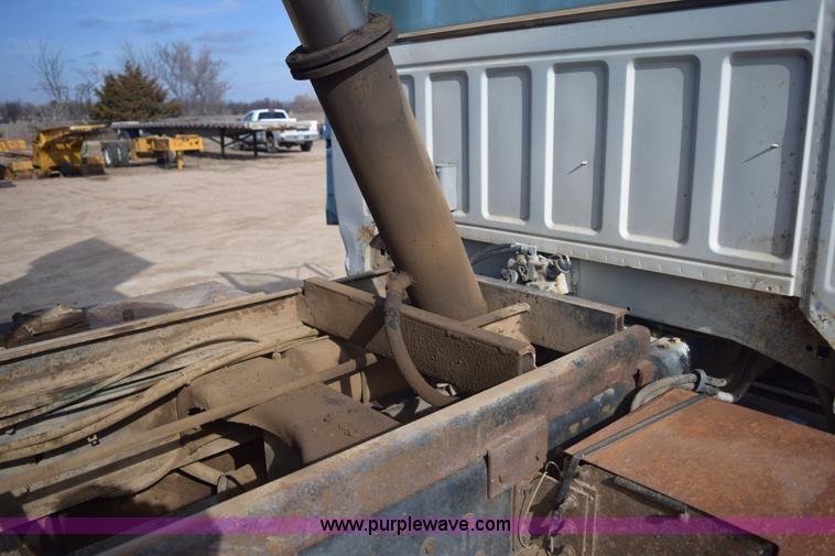 image for item E6088 1991 Ford F800 dump truck