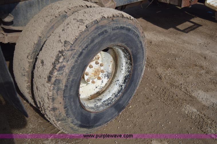 image for item E6088 1991 Ford F800 dump truck