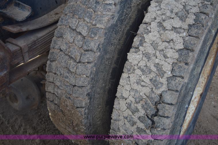 image for item E6088 1991 Ford F800 dump truck