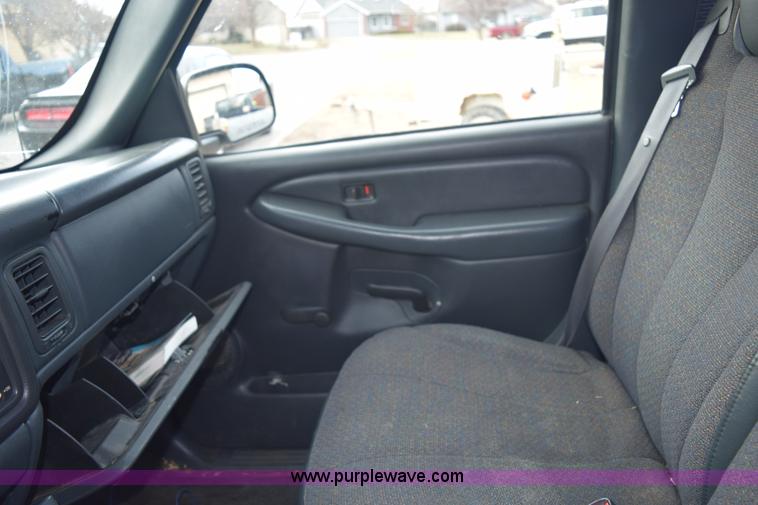 image for item E6089 1999 Chevrolet Silverado 1500 pickup truck