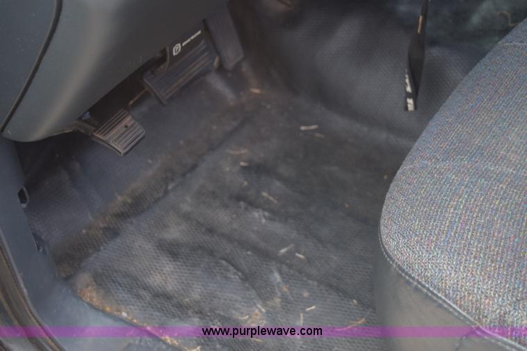 image for item E6089 1999 Chevrolet Silverado 1500 pickup truck